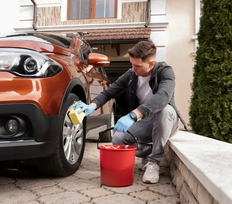 Lavage auto à domicile Saint-André-d'Allas : professionnel intervenant sur un véhicule